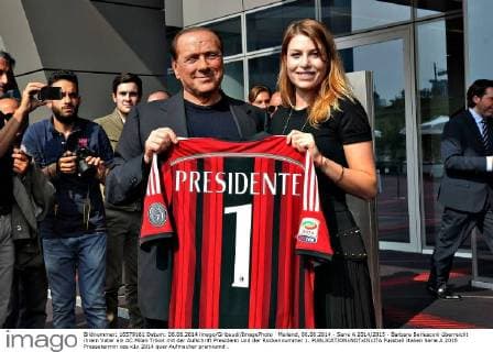 Mailand, 06.06.2014 - Serie A 2014 2015 - Barbara Berlusconi überreicht ihrem Vater ein AC Milan Trikot mit der Aufschrift Presidenti und der Rückennummer 1. 