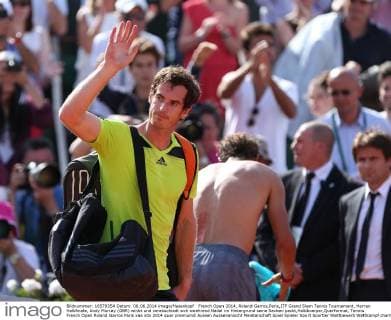 French Open 2014, Roland Garros,Paris,ITF Grand Slam Tennis Tournament, Herren Halbfinale, Andy Murray (GBR) winkt und verabschiedt sich waehrend Nadal im Hintergrund seine Sachen packt,Halbkoerper,Querformat,