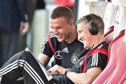 06.06.2014 - Fussball - Länderspiel - Testspiel Freundschaftsspiel Vorbereitungsspiel - Deutschland Germany - Armenien - - Lukas Podolski (10, Deutschland ) Bastian Schweinsteiger (7, Deutschland ) lesen Stadionmagazin vor Spielbeginn