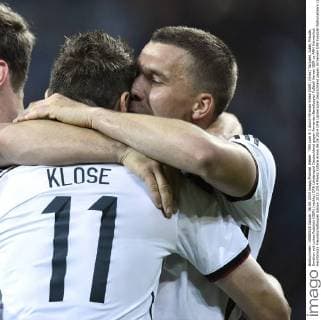 TOR zum 4:1 durch Miroslav Klose (GER) (links) Torjubel, Jubel, Freude, Emotion mit Lukas Podolski (GER) (rechts) DFB Länderspiel Deutschland gegen Armenien Benefizspiel Fußball Herren GER vs ARM Heimtrikot Heimtrikots Freundschaftsspiel Saison 2013 2014 Mainz Coface Arena 06.06.2014 DFB Länderspiel Deutschland gegen Armenien