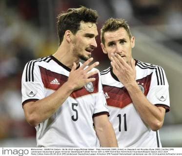 Mats Hummels (GER) (links) im Gespräch mit Miroslav Klose (GER) (rechts) DFB Länderspiel Deutschland gegen Armenien Benefizspiel Fußball Herren GER vs ARM Heimtrikot Heimtrikots Freundschaftsspiel Saison 2013 2014 Mainz Coface Arena 06.06.2014 DFB Länderspiel Deutschland gegen Armenien