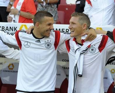 06.06.2014, Fussball Deutsche Nationalmannschaft vor der WM 2014, Testspiel Deutschland - Armenien in Mainz. v.l.Lukas Podolski und Bastian Schweinsteiger (beide , Deutschland) auf der Ersatzbank. 