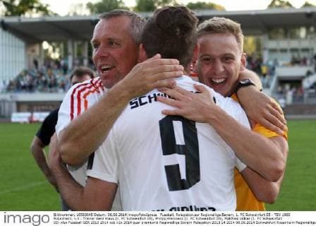 Fussball, Relegation zur Regionalliga Bayern, 1. FC Schweinfurt 05 - TSV 1860 Rosenheim, v.li.: Trainer Gerd Klaus (1. FC Schweinfurt 05), Philipp Kleinhenz (1. FC Schweinfurt 05), Matthias Völker (1. FC Schweinfurt 05) xfsx