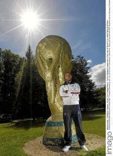 Karim Benzema poses with a big copy of World Cup. xBEATRIZxGUZMANx 