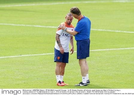 (L-R) Wesley Sneijder of Holland, coach Louis van Gaal of Holland during a training session of The Netherlands on June 7, 2014 at Estadio da Gavea in Rio de Janeiro, Brazil. The Netherlands Training session 2013 2014 xVIxxIVx 2350653