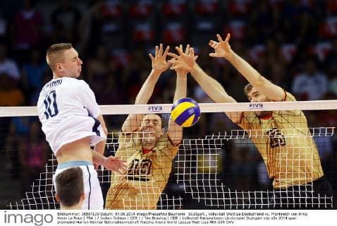 Stuttgart , Volleyball Weltliga Deutschland vs. Frankreich von links: Kevin Le Roux ( FRA ) Jochen Schöps ( GER ) Tim Broshog ( GER )