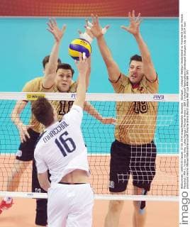 Stuttgart , Volleyball Weltliga Deutschland vs. Frankreich vorne: Nicolas Marechal ( FRA ) , hinten von links: Lukas Kampa Michael Andrei ( GER )