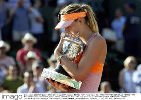 TENNIS - WTA, French Open 2014 PARIS,FRANKREICH,07.JUN.14 - TENNIS - WTA Tennis Damen Tour, Grand Slam, Roland Garros, French Open, Finale. Bild zeigt den Jubel von Maria Sharapova (RUS).Keywords: Trophaee. 