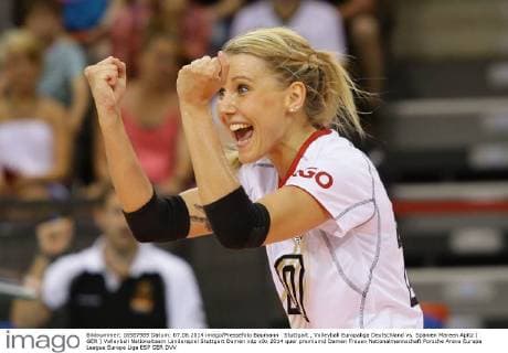 Stuttgart , Volleyball Europaliga Deutschland vs. Spanien Mareen Apitz ( GER )