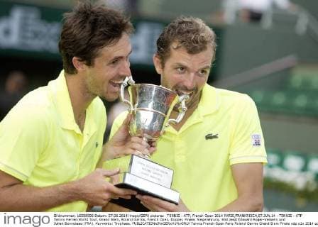 TENNIS - ATP, French Open 2014 PARIS,FRANKREICH,07.JUN.14 - TENNIS - ATP Tennis Herren World Tour, Grand Slam, Roland Garros, French Open, Doppel, Finale, Siegerehrung. Bild zeigt Edouard Roger-Vasselin und Julien Benneteau (FRA). Keywords: Trophaee. 