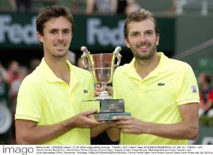 TENNIS - ATP, French Open 2014 PARIS,FRANKREICH,07.JUN.14 - TENNIS - ATP Tennis Herren World Tour, Grand Slam, Roland Garros, French Open, Doppel, Finale, Siegerehrung. Bild zeigt Edouard Roger-Vasselin und Julien Benneteau (FRA). Keywords: Trophaee. 