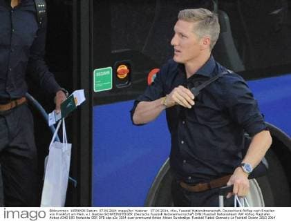 07.06.2014, xfux, Fussball Nationalmanschaft, Deutschland Abflug nach Brasilien von Frankfurt am Main, v.l. Bastian SCHWEINSTEIGER (Deutsche Fussball Nationalmannschaft DFB)