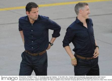 07.06.2014, xfux, Fussball Nationalmanschaft, Deutschland Abflug nach Brasilien von Frankfurt am Main, v.l. Roman WEIDENFELLER (Deutsche Fussball Nationalmannschaft DFB), Bastian SCHWEINSTEIGER (Deutsche Fussball Nationalmannschaft DFB)