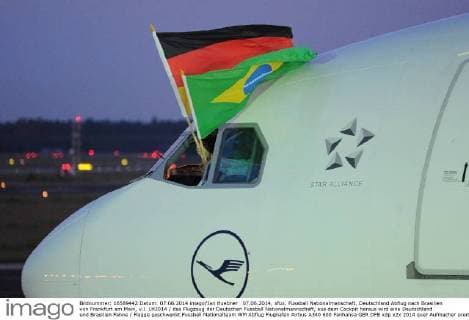 07.06.2014, xfux, Fussball Nationalmanschaft, Deutschland Abflug nach Brasilien von Frankfurt am Main, v.l. LH2014 das Flugzeug der Deutschen Fussball Nationalmannschaft, aus dem Cockpit heraus wird eine Deutschland und Brasilien Fahne Flagge geschwenkt