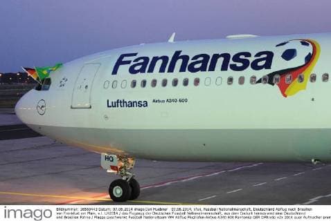 07.06.2014, xfux, Fussball Nationalmanschaft, Deutschland Abflug nach Brasilien von Frankfurt am Main, v.l. LH2014 das Flugzeug der Deutschen Fussball Nationalmannschaft, aus dem Cockpit heraus wird eine Deutschland und Brasilien Fahne Flagge geschwenkt