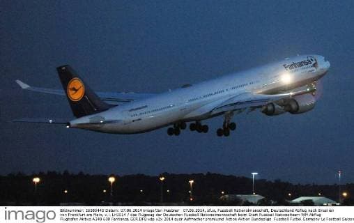 07.06.2014, xfux, Fussball Nationalmanschaft, Deutschland Abflug nach Brasilien von Frankfurt am Main, v.l. LH2014 das Flugzeug der Deutschen Fussball Nationalmannschaft beim Start