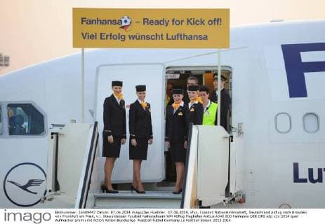 07.06.2014, xfux, Fussball Nationalmanschaft, Deutschland Abflug nach Brasilien von Frankfurt am Main, v.l. Stewardessen