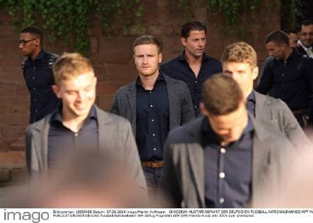 SHKODRAN MUSTAFI ABFAHRT DER DEUTSCHEN FUSSBALL NATIONALMANNSCHAFT MAINZ 