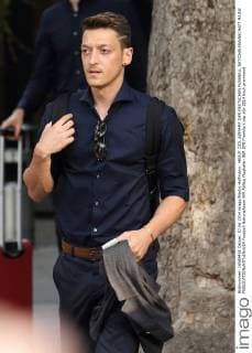 MESUT ÖZIL ABFAHRT DER DEUTSCHEN FUSSBALL NATIONALMANNSCHAFT MAINZ 