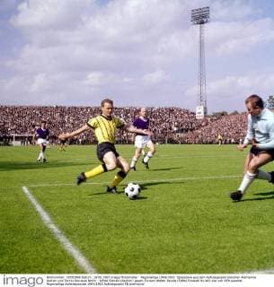 Regionalliga 1964 1965: Spielszene aus dem Aufstiegsspiel zwischen Alemannia Aachen und Tennis Borussia Berlin - Alfred Glenski (Aachen) gegen Torwart Walter Jacobs (TeBe)