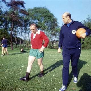 Uwe Seeler (li.) und Bundestrainer Helmut Schön (beide BR Deutschland)