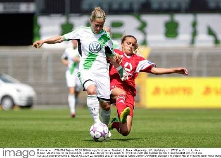 Fussball, 1. Frauen-Bundesliga, VfL Wolfsburg - 1. FFC Frankfurt, v.li.: Anna Blässe (VfL Wolfsburg) im Zweikampf, Duell, duel, tackle mit Lira Alushi (1. FFC Frankfurt) xfsx