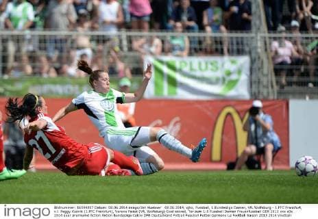 08.06.2014, xjhx, Fussball, 1.Bundesliga Damen, VfL Wolfsburg - 1.FFC Frankfurt, v.l. Peggy Kuznik (1.FFC Frankfurt), Verena Faisst (VfL Wolfsburg) Goal scored, Tor zum 1:0