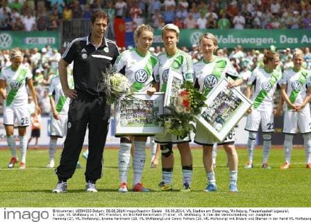 08.06.2014, VfL Stadion am Elsterweg, Wolfsburg, Frauenfussball Ligaspiel, 1. Liga, VfL Wolfsburg vs 1. FFC Frankfurt, im Bild Ralf Kellermann (Trainer, VfL Wolfsburg, li.) bei der Verabschiedung von Josephine Henning (27, VfL Wolfsburg), Ivonne Hartmann (18, VfL Wolfsburg) und Conny Pohlers (26, VfL Wolfsburg) mit Bildern und Blumen in der Hand VfL Wolfsburg vs 1. FFC Frankfurt