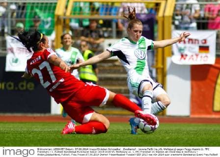 Zweikampf - Verena Faißt (re.,VfL Wolfsburg) gegen Peggy Kuznik (1. FFC Frankfurt) - 1. Fußball Bundesliga Punktspiel Saison 2013-2014 VfL Wolfsburg vs. 1. FFC Frankfurt im Stadion am Elsterweg in Wolfsburg - Aktion,Deutschland, Fußball, Frau,Frauen,07.06.2014