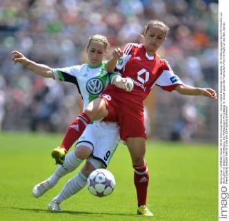 Frauen Fußball Bundesliga 22. Spieltag, VfL Wolfsburg gegen den 1.FFC Frankfurt am 08.06.2014 im Stadion in Wolfsburg. Die Wolfsburgerin Anna Blässe (l) kämpft gegen die Frankfurterin Fatmire Alushi um den Ball.