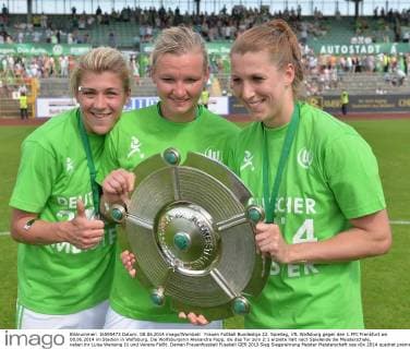 Frauen Fußball Bundesliga 22. Spieltag, VfL Wolfsburg gegen den 1.FFC Frankfurt am 08.06.2014 im Stadion in Wolfsburg. Die Wolfsburgerin Alexandra Popp, die das Tor zum 2:1 erzielte hält nach Spielende die Meisterschale, neben ihr Luisa Wensing (l) und Verena Faißt.