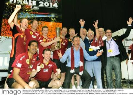 Tischtennis: Finale um die Deut. Meisterschaft: TTC Fulda-Maberzell - Borussia Düsseldorf 08.06.2014. Die gesamte Borussia Familie: Mannschaft und Offizielle feiern die Deutsche Meisterschaft. HM