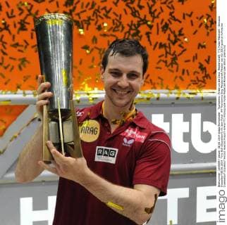 Tischtennis: Finale um die Deut. Meisterschaft: TTC Fulda-Maberzell - Borussia Düsseldorf 08.06.2014. Timo Boll (Düsseldorf) mit dem Pokal. HM