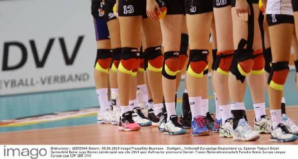Stuttgart , Volleyball Europaliga Deutschland vs. Spanien Feature Detail Symbolbild Beine Logo