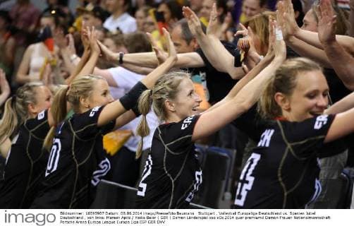 Stuttgart , Volleyball Europaliga Deutschland vs. Spanien Jubel Deutschland , von links: Mareen Apitz Heike Beier ( GER )