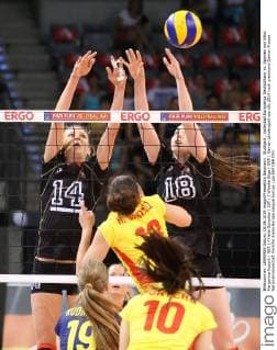Stuttgart , Volleyball Europaliga Deutschland vs. Spanien von links: Margareta Kozuch ( GER ) Helia Gonzales ( ESP ( Wiebke Silge ( GER )