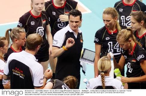 Stuttgart , Volleyball Europaliga Deutschland vs. Spanien Trainer Giovanni Giudetti ( GER ) mit seiner Mannschaft bei eine Auszeit