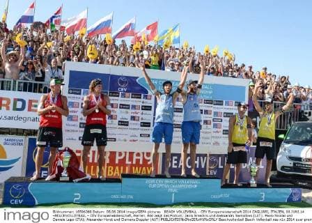 BEACH VOLLEYBALL - CEV Europameisterschaft 2014 CAGLIARI, ITALIEN, 08.JUNI.14 -BEACHVOLLEYBALL - CEV Europameisterschaft, Herren. Bild zeigt das Podium: Janis Smedins und Aleksandrs Samoilovs (LAT); Paolo Nicolai und Daniele Lupo (ITA); Alexander Horst und Clemens Doppler (AUT) 
