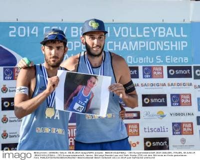 BEACH VOLLEYBALL - CEV Europameisterschaft 2014 CAGLIARI, ITALIEN, 08.JUNI.14 -BEACHVOLLEYBALL - CEV Europameisterschaft, Herren. Bild zeigt Daniele Lupo und Paolo Nicolai (ITA) mit dem Bild eines an Krebs gestorbenen Fans. 