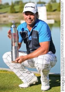GOLF - Lyoness Open 2014 ATZENBRUGG,AUSTRIA,08.JUN.14 - GOLF - PGA Golf Herren European Tour, Lyoness Open, Diamond Country Club. Bild zeigt Mikael Lundberg (SWE) mit der Trophäe.  CW3_1022