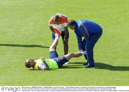 (L-R) Wesley Sneijder of Holland, Nigel de Jong of Holland, physiotherapist Ricardo Sanders of Holland during a training session of The Netherlands on June 8, 2014 at Estadio da Gavea in Rio de Janeiro, Brazil. The Netherlands Training session 2013 2014 xVIxxIVx 2352393