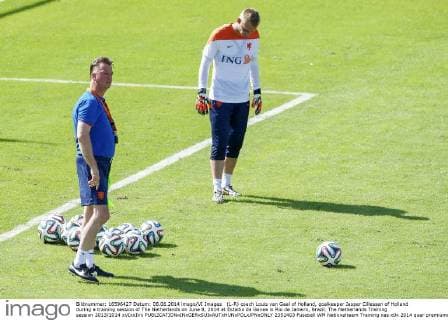 (L-R) coach Louis van Gaal of Holland, goalkeeper Jasper Cillessen of Holland during a training session of The Netherlands on June 8, 2014 at Estadio da Gavea in Rio de Janeiro, Brazil. The Netherlands Training session 2013 2014 xVIxxIVx 2352403