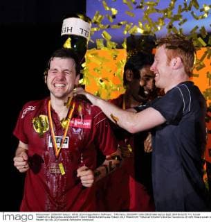 TIMO BOLL BEKOMMT VON CHRISTIAN SUESS EINE SEKTDUSCHE TTC FULDA -MABERZELL-BORUSSIA DÜSSELDORF TISCHTENNIS BUNDESLIGA FINALE 2014 FRANKFURT 
