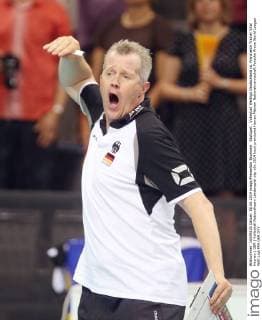 Stuttgart , Volleyball Weltliga Deutschland vs. Frankreich Trainer Vital Heynen ( GER )