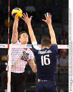 Stuttgart , Volleyball Weltliga Deutschland vs. Frankreich von links: Jochen Schöps ( GER ) Nicolas Marechal ( FRA )