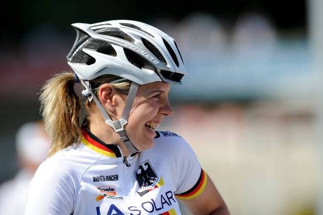 Forst, Radsport, Steherrennen, Grosser Pfingstpreis der Steher, Forst (Lausitz), 08.06.2014: Radsportlerin Romy Kasper (Forst) lacht vor dem Fahren ihrer Ehrenrunde am Pfingstsonntag (08.06.2014) waehrend des grossen Pfingstpreises der Steher im Rad- und Reitstadtion in Forst (Lausitz). Grosser Pfingstpreis der Steher in Forst