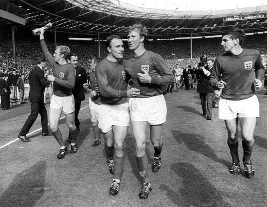 1966 World Cup Final England V WEST Germany England Players Celebrate With a Lap of Honour After their Victory against WEST Germany in The Final left to Right Bobby Moore Captain George Cohen Jack Charlton and Martin Peters 30th July 1966 Kbdig hoch  UnitedArchives00434478
