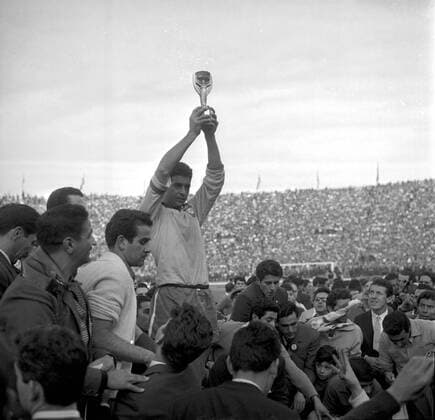 1962 World Cup Brazil V Czechoslovakia Brazilian Centre Half Mauro Ramos holds The Jules Rimet Trophy After Brazil had Beaten Czechoslovakia in The World Cup Final in The National Stage Santiago Chile 18th June 1962 Kbdig Square  UnitedArchives00551519