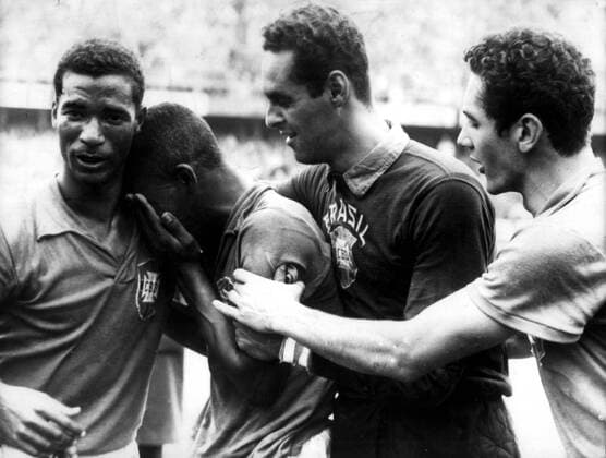Fußball, WM 1958 in Stockholm, Finale Brasilien – Schweden 5 - 2 1958 World Cup Brazil v Sweden Seventeen year old Pele weeps on the shoulder of team-mate Didi as Garrincha and Orlando (right) comfort him, after Brazil had beaten Sweden 5-2 in the World Cup final. 1958. kbdig quer  UnitedArchives00575631