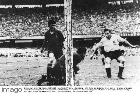 1950 World Cup England v Spain. Stanley Mortensen of England rushes towards the Spanish goalkeeper Antonio RAMALLETS as he gathers the ball during England s 1-0 defeat to Spain in Rio de Janeiro kbdig quer  UnitedArchives00598295